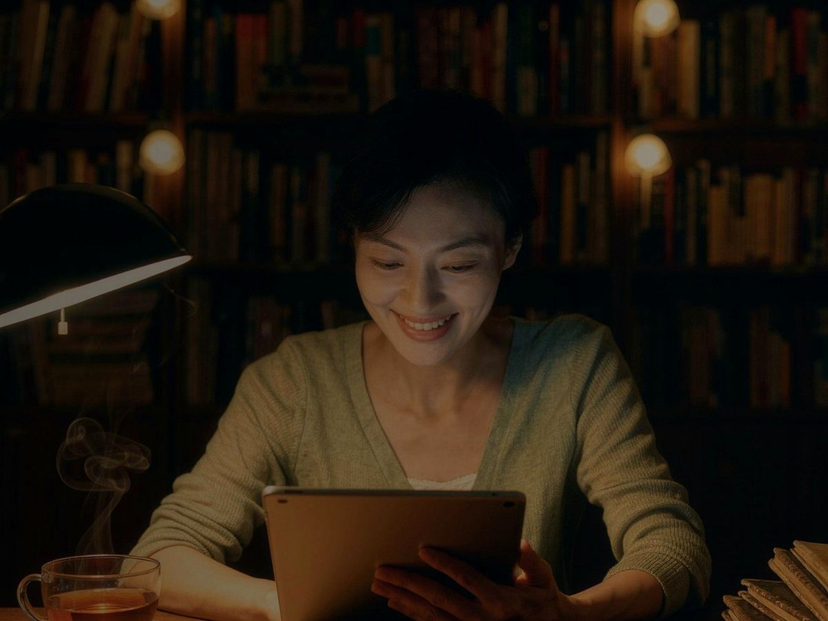 暖光书房里整理素材的人